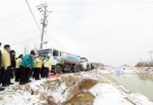 김동연, 귀국 후 첫 일정으로 화성·평택 하천 수질오염 현장점검