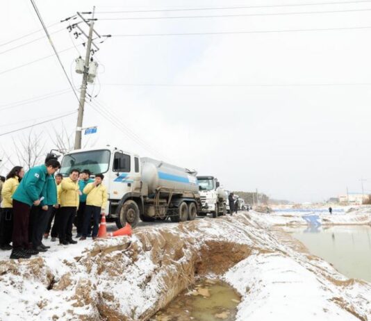 김동연, 귀국 후 첫 일정으로 화성·평택 하천 수질오염 현장점검