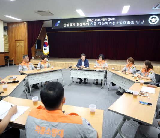 추석은 안전이 가장 큰 선물. 김동연, 시흥소방서 다문화 의용소방대와 함께 전통시장 화재 점검