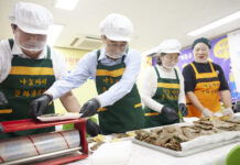 시흥서 민생투어 나선 김동연 지사. 추석맞이 반찬 나눔 봉사활동으로 출발