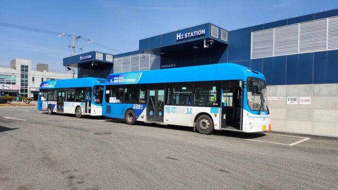 수소충전소에서+충전중인+버스